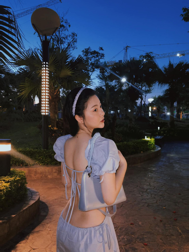 Từng giải thích những tin đồn "dao kéo", Trang Banana đã tiết lộ bí quyết có được vóc dáng thon gọn, đường cong quyến rũ là tuân thủ các bài tập thể hình, giảm cân, giữ dáng nghiêm khắc và kiên trì trong suốt thời gian dài.