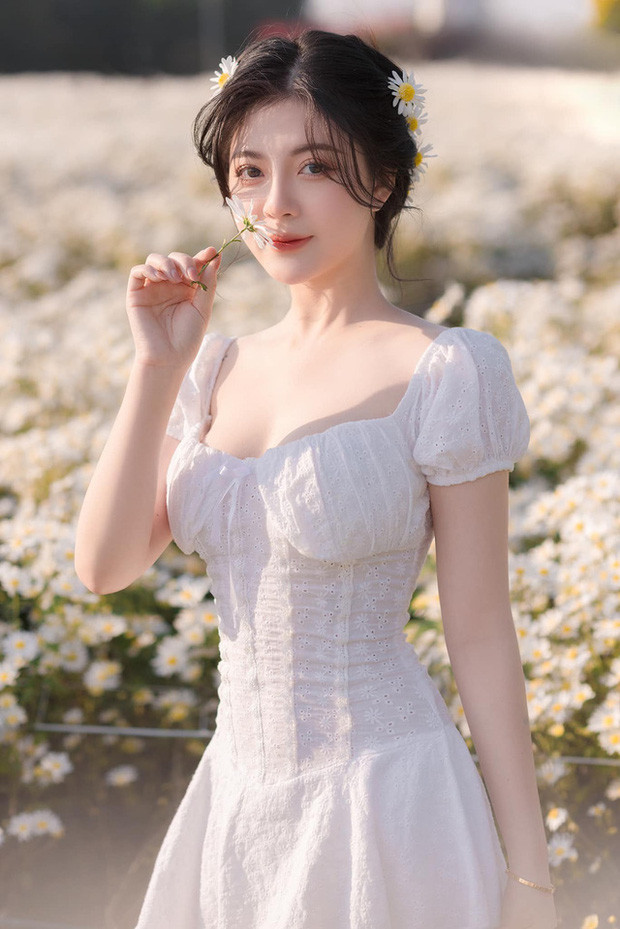 "Mất tích" 1 thời gian để tập trung cho những dự định riêng, cựu streamer Trang Banana mới đây khiến cộng đồng dậy sóng sau khi đăng tải loạt ảnh đẹp tựa nàng thơ bên vườn cúc họa mi cuối mùa.