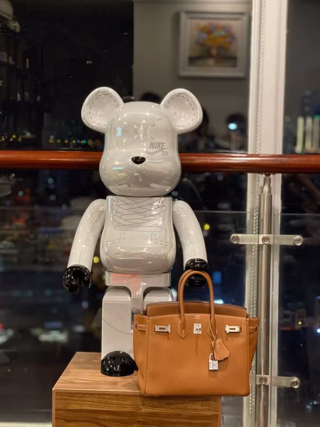 Đoan Khang cho biết bản thân mình chỉ là một người kinh doanh bình thường. Số tiền để sưu tầm Bearbrick đều là do cô nàng kiếm được từ việc bán buôn đồ hiệu và đầu tư.