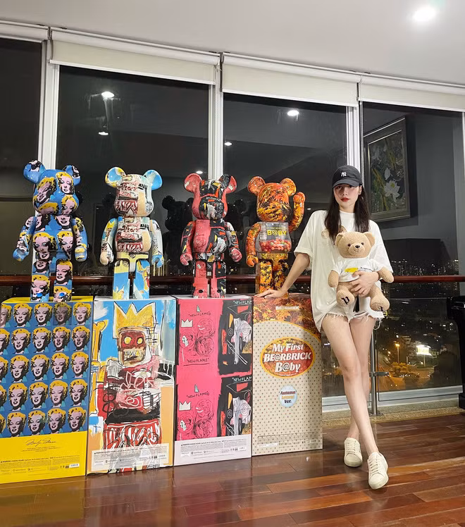 Bearbrick là một món đồ chơi được sản xuất bởi công ty Nhật Bản là MediCom Toy (theo chuyên trang Hypebeast, công ty chuyên sản xuất đồ chơi sưu tập số lượng giới hạn này được thành lập vào năm 1996).