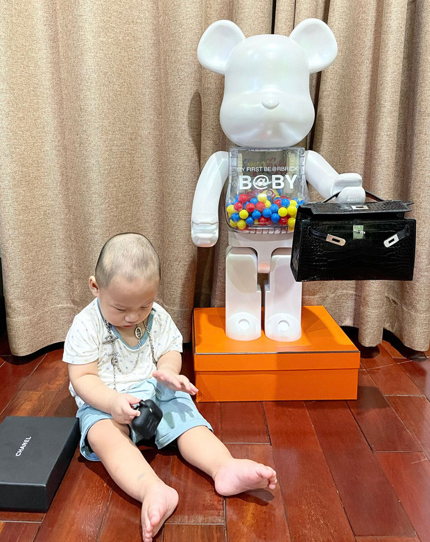 "Đắt giá" nhất BST của Đoan Khang là chú Bearbrick phiên bản "My First Baby Bearbrick Medicom Toy 15th Anniversary" size 1000% được chồng tặng vào ngày con trai Rico ra đời. Ở thời điểm hiện tại, chú gấu đồ chơi này có giá thành khoảng 6000 đô (gần 135 triệu).