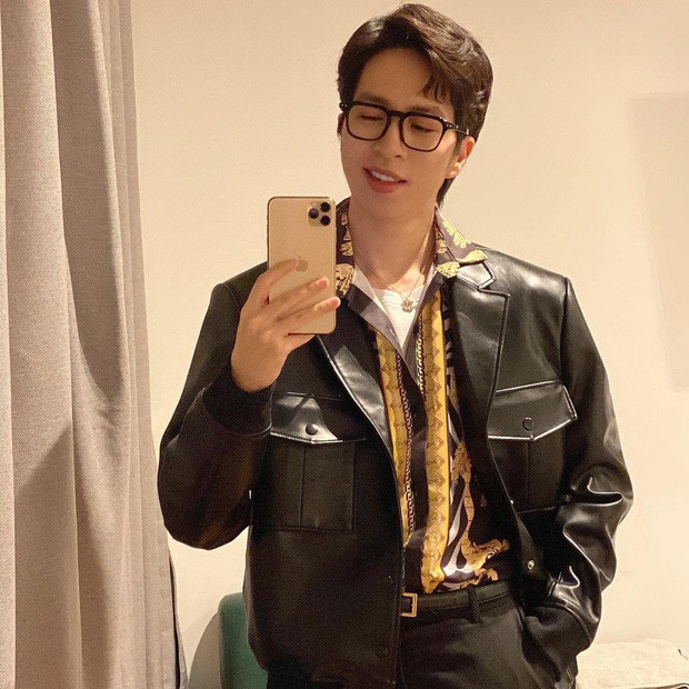 Mặc dù khá thường xuyên bị người hâm mộ trêu chọc bằng biệt danh “nghệ sĩ lười thay đổi kiểu selfie nhất” nhưng có vẻ ViruSs vẫn rất ưng ý với công thức chụp ảnh này.