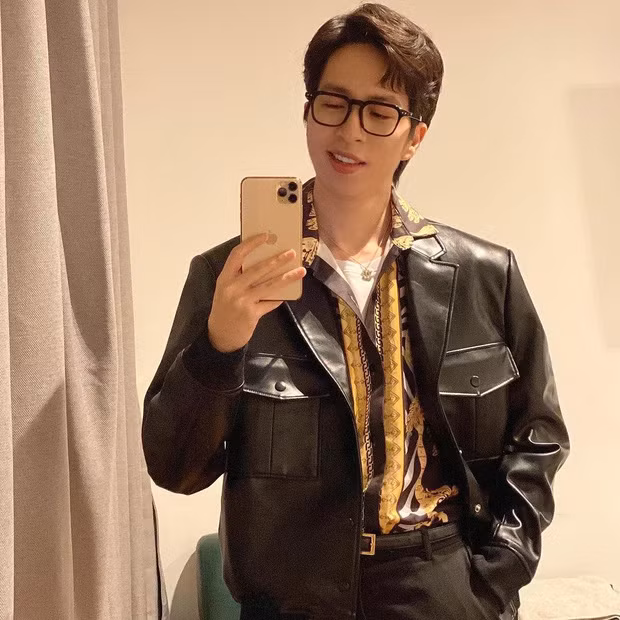 Mặc dù khá thường xuyên bị người hâm mộ trêu chọc bằng biệt danh “nghệ sĩ lười thay đổi kiểu selfie nhất” nhưng có vẻ ViruSs vẫn rất ưng ý với công thức chụp ảnh này.