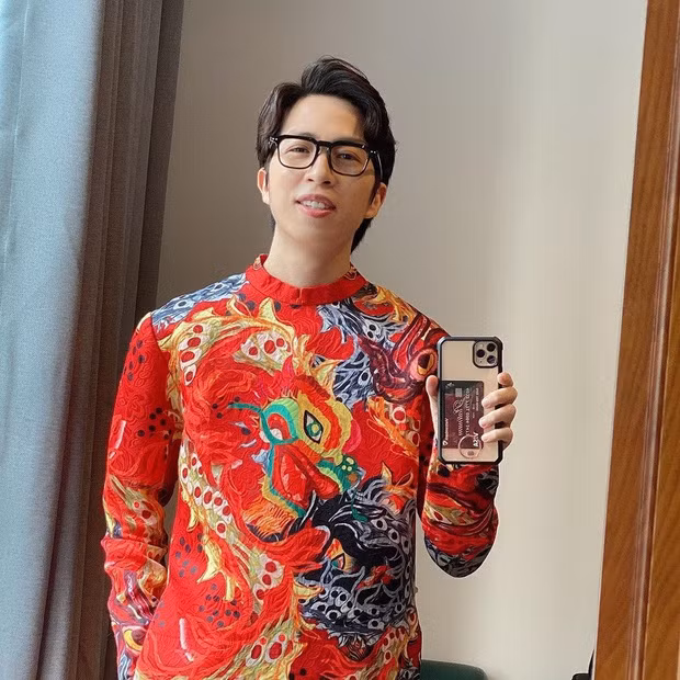 Tất nhiên, cũng có điều khác biệt trong những "tác phẩm" tâm đắc mà streamer ViruSs đăng tải, đó chính là sự thay đổi phong cách của các bộ trang phục, góc độ tay cầm điện thoại.