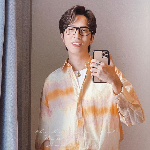 Đặng Tiến Hoàng, thường được biết đến với nghệ danh ViruSs, là một nam YouTuber, streamer, nhạc sĩ, nhà sản xuất âm nhạc người Việt Nam.