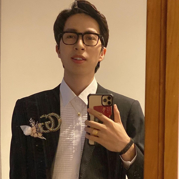 Chỉ cần lướt các trang mạng xã hội của nam streamer sinh năm 1990 này, netizen có thể dễ dàng nhận thấy hàng loạt bức ảnh selfie có chung một công thức 