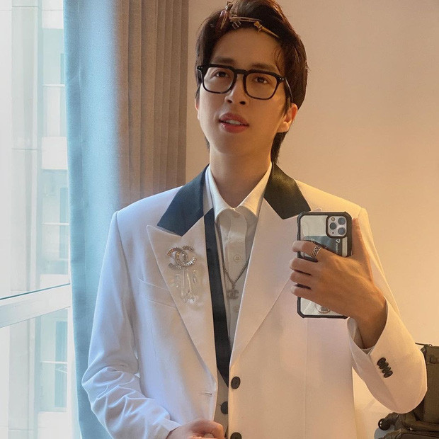 Thậm chí, nhiều netizen còn viết thẳng công thức chụp ảnh của nam streamer như sau: "ViruSs + đứng thẳng + giấu một tay và "cộng sự" không thể thiếu - gương đứng". 