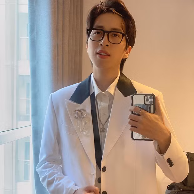 Thậm chí, nhiều netizen còn viết thẳng công thức chụp ảnh của nam streamer như sau: "ViruSs + đứng thẳng + giấu một tay và "cộng sự" không thể thiếu - gương đứng". 