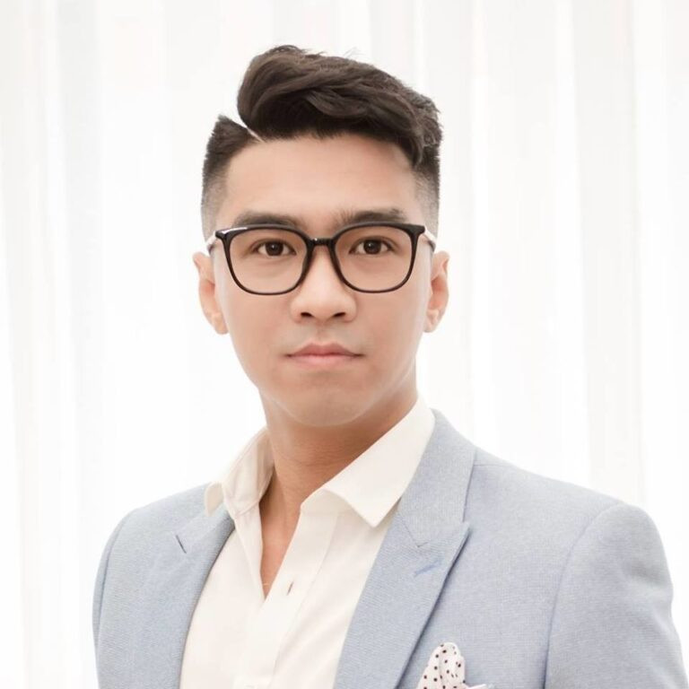 Pewpew (Hoàng Văn Khoa) là cựu du học sinh Úc, "chú Pew"trở về Việt Nam gây dựng studio riêng và trở thành streamer chuyên nghiệp. Nam streamer đồng thời cũng kinh doanh trong nhiều mảng.