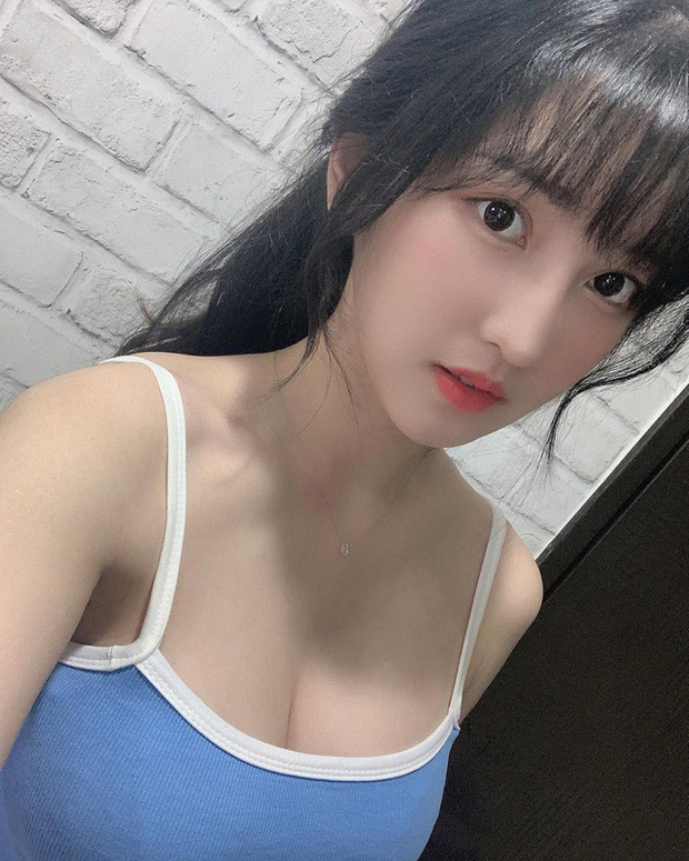 Trang phục khi lên sóng của các nữ streamer ở thời điểm hiện tại đang là một vấn đề đáng quan ngại. Thậm chí, dù cố gắng mặc kín đáo, nhưng vẫn không thể tránh những tai nạn "lộ hàng" như trường hợp của Yi Li là ví dụ.