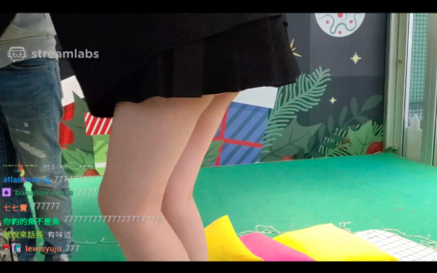 Đáng nói hơn khi chiếc điện thoại được gái xinh này đặt xuống dưới lại vô tình tạo thành một góc quay khá nhạy cảm.