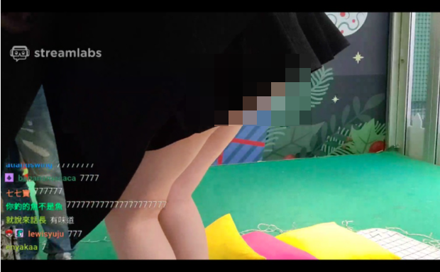 Để rồi trong một phút cao hứng khi cúi xuống ký tặng, chụp ảnh, chiếc camera phản chủ kia đã quay lại y nguyên phần vòng ba hớ hênh của hot girl.