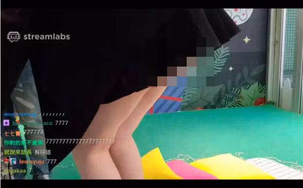 Để rồi trong một phút cao hứng khi cúi xuống ký tặng, chụp ảnh, chiếc camera phản chủ kia đã quay lại y nguyên phần vòng ba hớ hênh của hot girl.