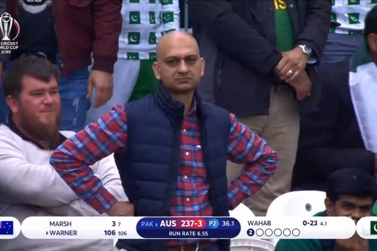 Đặc biệt, sau khi Asif Ali của đội tuyển Pakistan bỏ lỡ một cú bắt bóng, Mohammad Akhtar đã chống tay vào nạnh và khuôn mặt bày tỏ biểu cảm thất vọng rõ ràng. Khoảnh khắc này vô tình lọt vào ống kính và nhanh chóng trở thành một bức ảnh "gây chấn động" trên Internet.