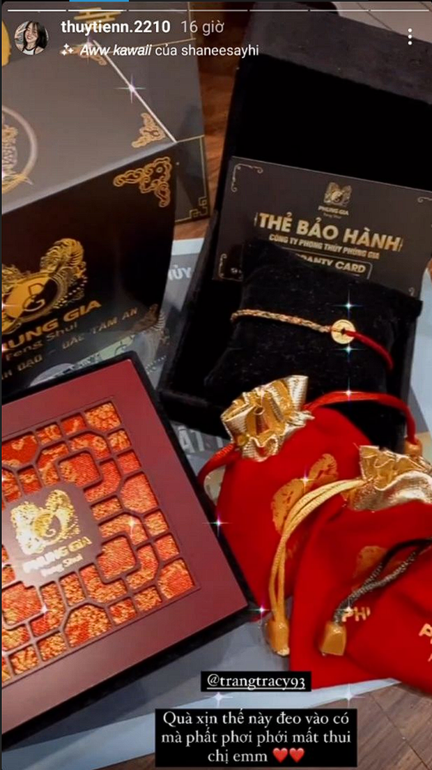Chưa hết, Thủy Tiên sau đó cũng đã diện những món quà hàng hiệu để khoe với các fan.