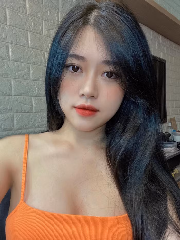 Thủy Tiên cũng hiện là một trong những nữ streamer thành công nhất hoạt động tại khu vực phía Bắc. Ngoài ra, nữ streamer Gen Z còn đặc biệt gắn bó với tựa game Liên Minh Huyền Thoại (LMHT).