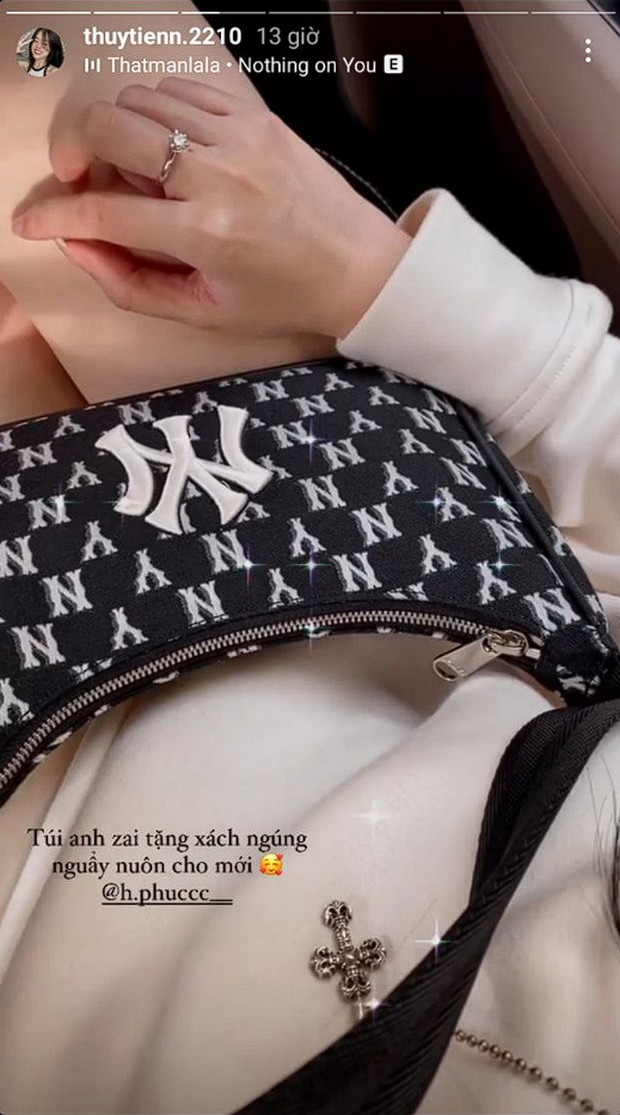 Ngoài những bó hoa "siêu to khổng lồ", Thủy Tiên còn nhận được rất nhiều hộp quà lớn nhỏ trong đó có cả những thương hiệu thời trang cao cấp như Louis Vuitton, MLB…