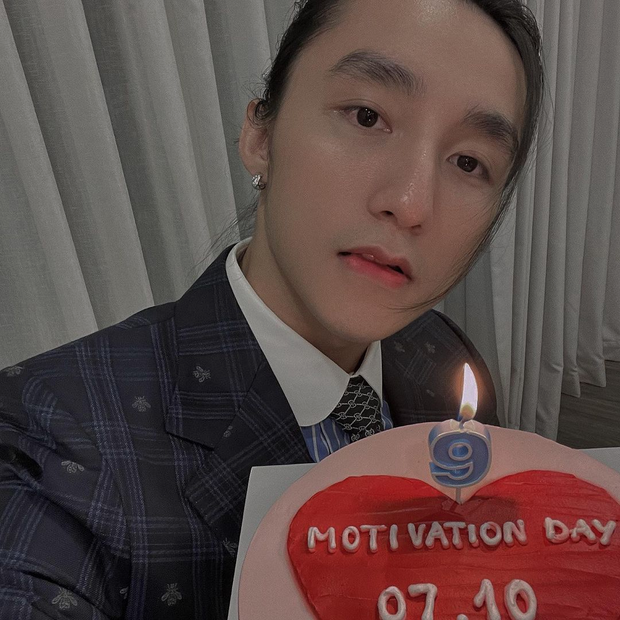 Ca sĩ Sơn Tùng đăng loạt ảnh với không gian phía sau như một bữa tiệc, trên tay cầm chiếc bánh kem mang dòng chữ "Motivation day (tạm dịch: Ngày động lực)".