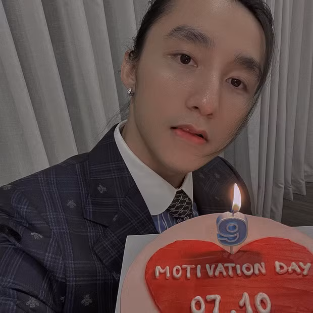 Ca sĩ Sơn Tùng đăng loạt ảnh với không gian phía sau như một bữa tiệc, trên tay cầm chiếc bánh kem mang dòng chữ "Motivation day (tạm dịch: Ngày động lực)".