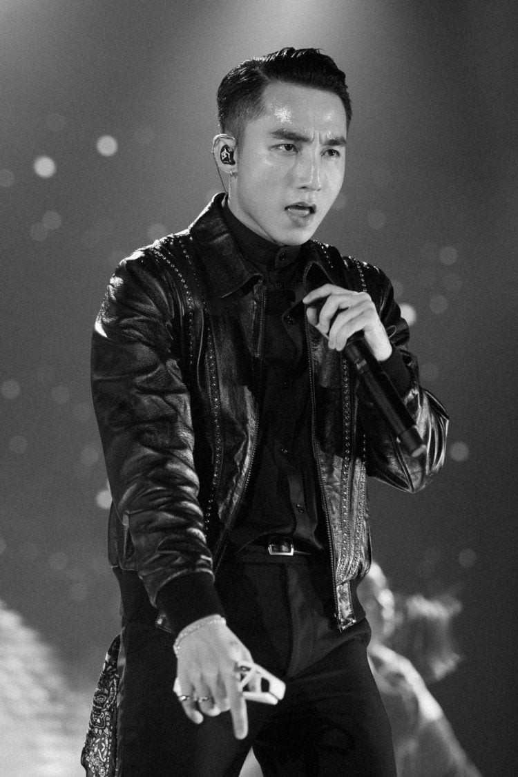 Được biết, Sơn Tùng M-TP còn là ca sĩ trẻ có mức cát-xê khiến nhiều người choáng váng. Theo một số bầu show chia sẻ thì mức thù lao của giọng ca gốc Thái Bình lên tới 1,2 tỷ đồng, trong đó chi phí sử dụng hình ảnh khoảng 800 triệu đồng.