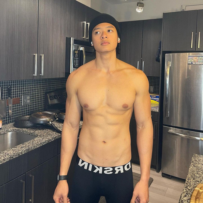 Trong số "chồng quốc dân" của hội chị em trên TikTok, làm sao có thể ngó lơ Trí Thịt Bòa. Bởi lẽ, không chỉ sở hữu thân hình cơ bắp cuồn cuộn, anh chàng còn có gương mặt sáng, biết nấu ăn và quan trọng là còn độc thân.