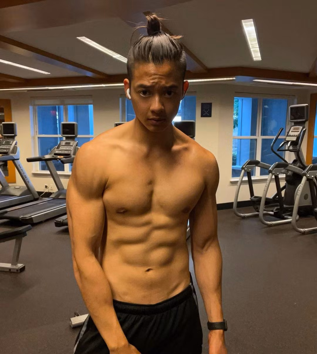 Theo chia sẻ của "chồng quốc dân", anh bắt đầu tập luyện tập thể dục thể thao từ năm lớp 9. Những năm đầu vừa tập luyện, vì vẫn là giai đoạn tìm hiểu và học hỏi nên anh chàng đã gặp phải rất nhiều khó khăn. 