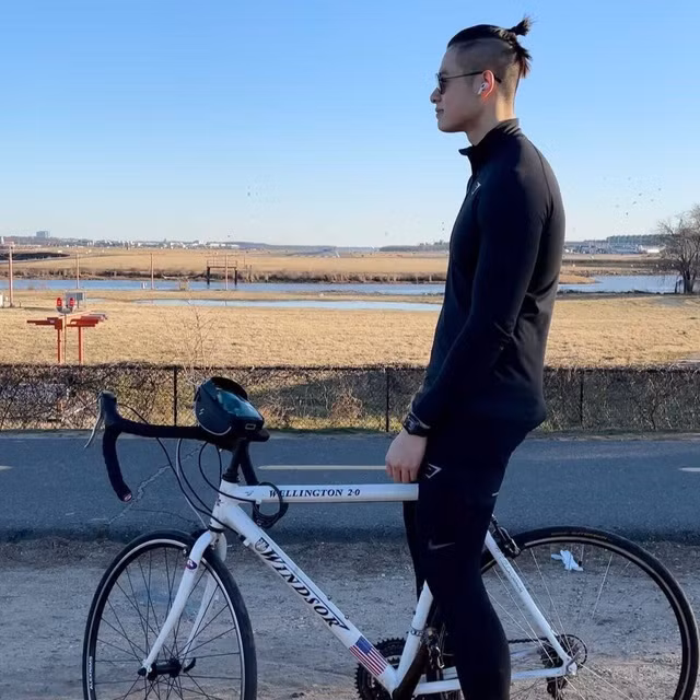 Ngay trong thời gian dịch bệnh, mọi người hạn chế ra ngoài và có thời gian không được đến phòng tập nhưng anh chàng cũng không hề bỏ bê việc tập luyện.