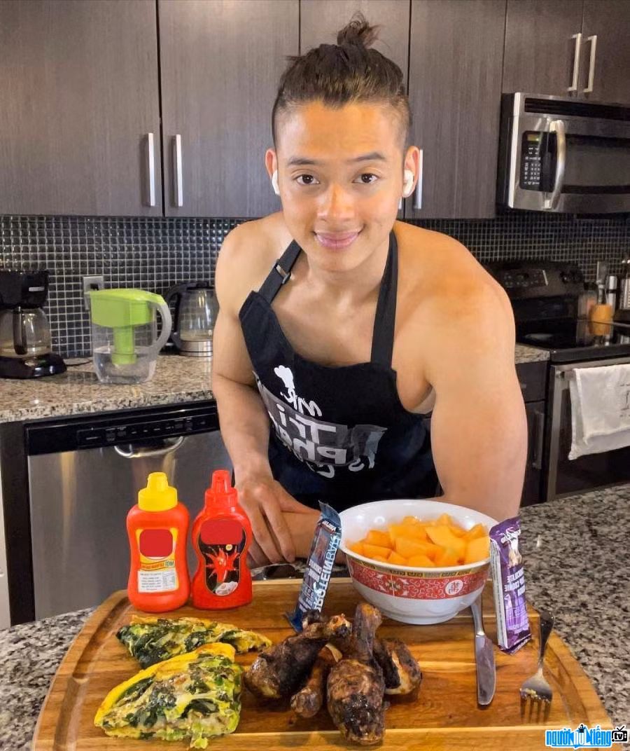 Dành cho những ai chưa biết về Trí Thịt Bòa thì anh chàng này có tên đầy đủ là Phan Đình Trí, chủ nhân tài khoản TikTok Tri Phan thu hút sự quan tâm của nhiều bạn trẻ. Anh chàng này là người Việt Nam hiện đang sinh sống tại Mỹ, thích nấu ăn và đặc biệt anh chàng này vẫn chưa có người yêu.