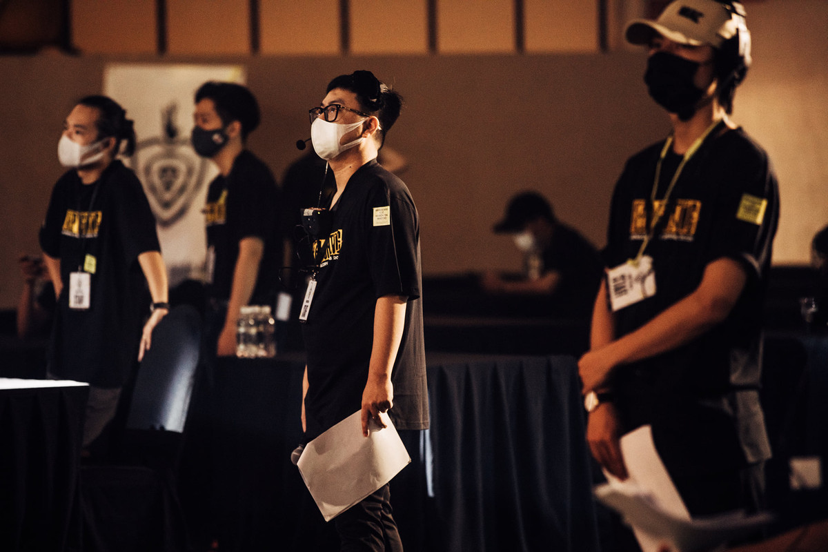 Điều này cũng lý giải vì sao Caster Huy Popper lại gọi Đức Liz là "Sếp" trong bài đăng của Vũ Phương Thảo. Tuy nhiên, anh không phải là Phó Giám đốc Garena như lời đồn thổi.