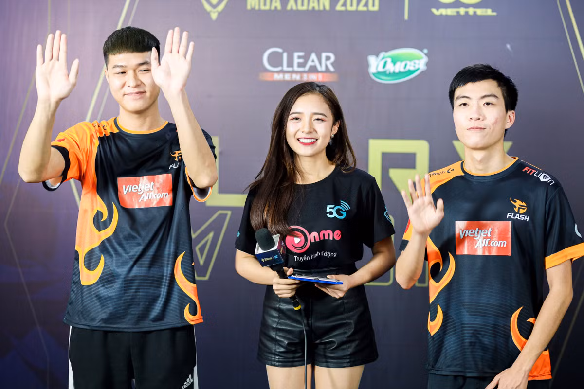 MC Vũ Phương Thảo nhiều lần vướng phải tin đồn hẹn hò như: "Là bồ của sếp lớn Garena", "người yêu Phó Giám đốc Garena".... Thậm chí, cô nàng còn bị gán ghép với một số tuyển thủ trong làng game.