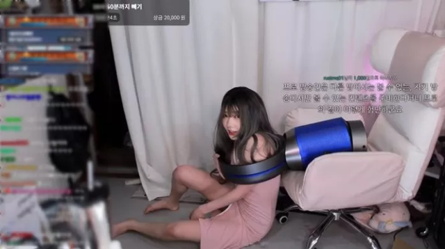 Magenta bất lực tới mức mà cô nàng thậm chí còn chút nữa đã định bốc máy lên gọi 119 cứu hộ để giúp mình nhanh chóng có thể thoát ra khỏi tình huống đầy oái ăm.