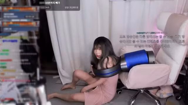 Magenta bất lực tới mức mà cô nàng thậm chí còn chút nữa đã định bốc máy lên gọi 119 cứu hộ để giúp mình nhanh chóng có thể thoát ra khỏi tình huống đầy oái ăm.