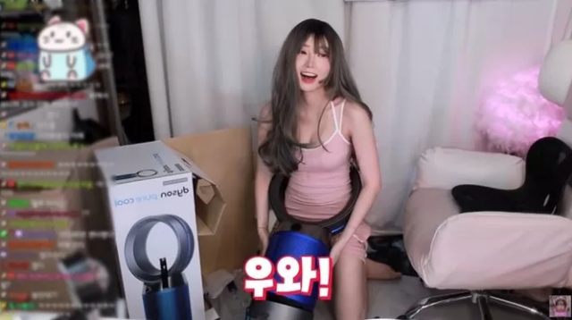 Chiếc quạt mắc kẹt ở phần bụng, eo của Magenta suốt một thời gian dài và không có dấu hiệu xê dịch. Bản thân nữ streamer cũng rất nỗ lực khi liên tục nín thở, hóp bụng nhưng vẫn bất lực trong việc thoát ra khỏi nó.