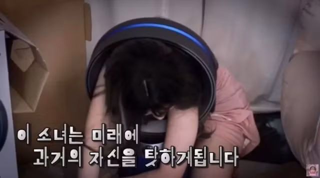 Việc chui chiếc quạt qua thân thì rất dễ dàng, nhưng tới khi Magenta muốn thoát ra khỏi nó thì lại là cả một vấn đề.