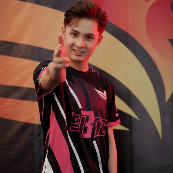 NoWay cũng là thành viên của SBTC. Thời điểm mới debut, fan đã gán ghép anh với Mina Young bởi độ đẹp đôi của cả hai. Nếu như anh chàng được biết đến với danh xưng "xạ thủ số 1 Việt Nam" thì cô nàng cũng là "mỹ nhân" của làng eSports.