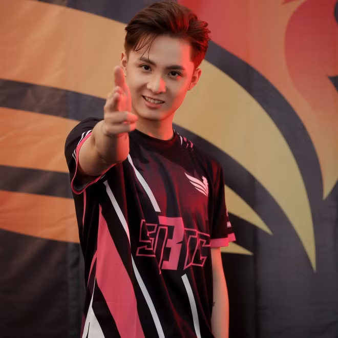 NoWay cũng là thành viên của SBTC. Thời điểm mới debut, fan đã gán ghép anh với Mina Young bởi độ đẹp đôi của cả hai. Nếu như anh chàng được biết đến với danh xưng "xạ thủ số 1 Việt Nam" thì cô nàng cũng là "mỹ nhân" của làng eSports.