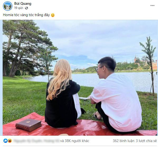 Mới đây, Quang Cuốn khiến tất cả mọi người bất ngờ khi đăng tải bức ảnh đi picnic với một gái lạ. Cô gái có một mái tóc vàng uốn xoăn bồng bềnh đang ngoảnh mặt đi ngắm trời mây thì nam streamer ngồi bên cạnh đang nhìn về hướng cô nàng.