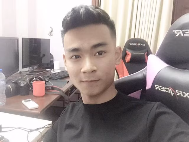 Ít ai biết rằng trước khi đến với nghề streamer, Quang Cuốn từng là nhân viên kĩ thuật với mức lương chỉ 2,5 – 3 triệu/tháng trong hơn 1 năm.