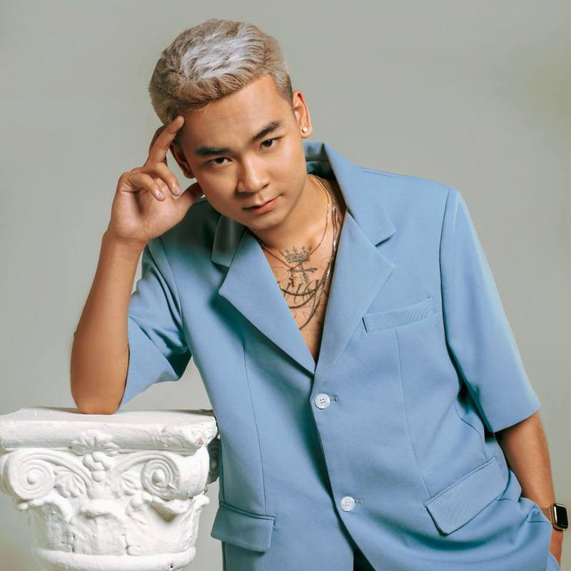 Quang Cuốn được dân mạng biết đến với chuỗi clip có nội dung "troll" anh trai - em gái với Linh Ngọc Đàm và kể từ đó đến nay, cặp đôi này thường xuyên xuất hiện bên cạnh nhau.