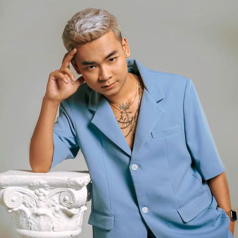 Quang Cuốn được dân mạng biết đến với chuỗi clip có nội dung "troll" anh trai - em gái với Linh Ngọc Đàm và kể từ đó đến nay, cặp đôi này thường xuyên xuất hiện bên cạnh nhau.