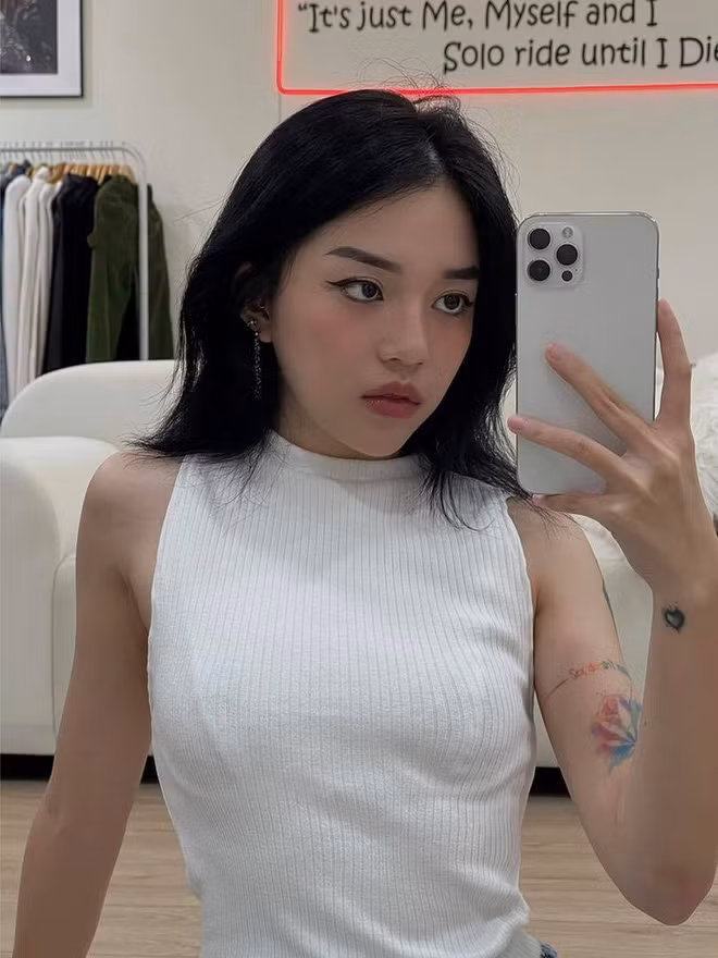 Vốn là đại gia có tiếng, Bụt không ngần ngại tặng cho bạn gái nhẫn kim cương, túi xách hàng hiệu… Thậm chí còn nhớ năm nào iPhone 11 Pro Max mới ra mắt, thiếu gia tặng luôn cho nữ streamer 2 chiếc mới cứng.