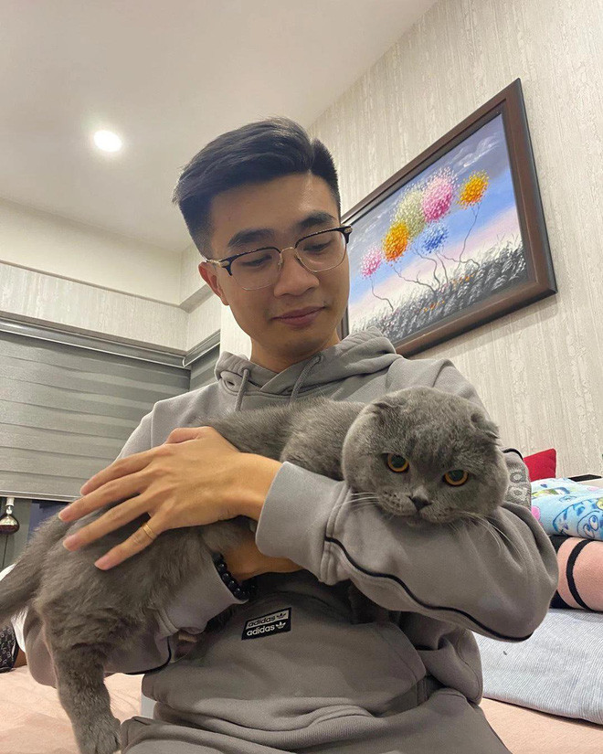 Chàng streamer đến từ Cao Lãnh khá kín tiếng và có phần lạnh lùng từ chuyện công việc, gia đình, bạn bè… hầu như Bụt hiếm khi chia sẻ lên trang cá nhân. Thế nhưng, thông qua những gì người yêu và bạn bè kể, thiếu gia này là người sống tình cảm, luôn hết mình vì đối phương.