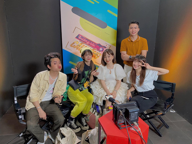 Tham gia Đường tới cầu vồng 2021, Lê Bống mang đến một hình ảnh rất khác khiến ai cũng bất ngờ. Cô diễn tiểu phẩm về một bà mẹ bỉm sữa đang bận chăm con thì nghe tin bạn thân qua đời đột ngột.