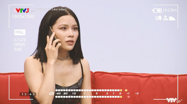 Bên cạnh đó, trong chương trình, Ánh Tuyết thu hút nhiều sự chú ý khi diễn một tiểu phẩm ngắn, trong đó cô nàng hóa thân thành một nữ ca sĩ đang nổi tiếng nhưng lại bị dọa tung ảnh nóng lên mạng.