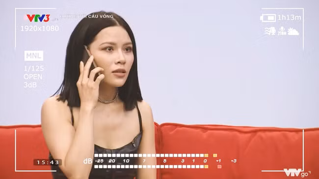 Bên cạnh đó, trong chương trình, Ánh Tuyết thu hút nhiều sự chú ý khi diễn một tiểu phẩm ngắn, trong đó cô nàng hóa thân thành một nữ ca sĩ đang nổi tiếng nhưng lại bị dọa tung ảnh nóng lên mạng.