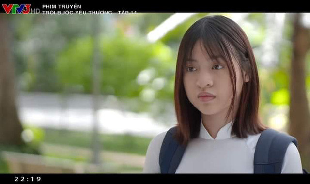 Cụ thể, bộ phim được phát sóng trên VTV3 là Trói Buộc Yêu Thương, hot TikToker “trứng rán cần mỡ” Trần Thanh Tâm đã xuất hiện trong vai một học sinh của thầy giáo do NSƯT Hữu Châu thủ vai.