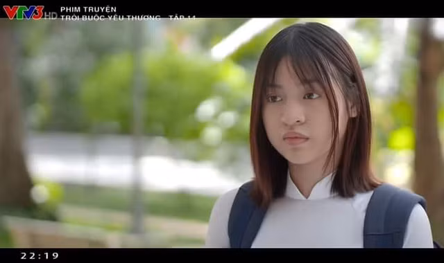 Cụ thể, bộ phim được phát sóng trên VTV3 là Trói Buộc Yêu Thương, hot TikToker “trứng rán cần mỡ” Trần Thanh Tâm đã xuất hiện trong vai một học sinh của thầy giáo do NSƯT Hữu Châu thủ vai.