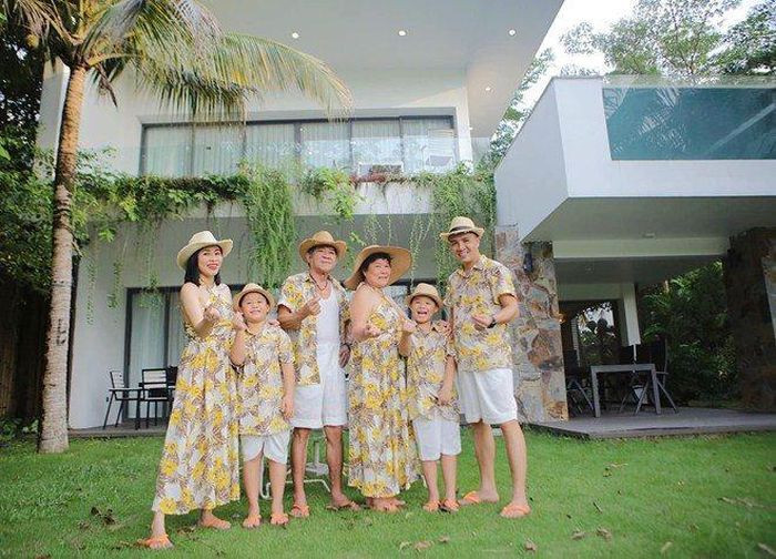 Trên trang cá nhân của Hoàng Linh, có thể thấy đạo diễn nhà đài Trần Mạnh Hùng rất nhiều lần có những khoảnh khắc vui vẻ khi chụp hình bên mẹ vợ và các thành viên trong nhà của bà xã.