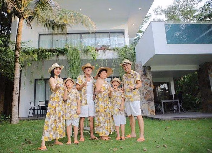 Trên trang cá nhân của Hoàng Linh, có thể thấy đạo diễn nhà đài Trần Mạnh Hùng rất nhiều lần có những khoảnh khắc vui vẻ khi chụp hình bên mẹ vợ và các thành viên trong nhà của bà xã.