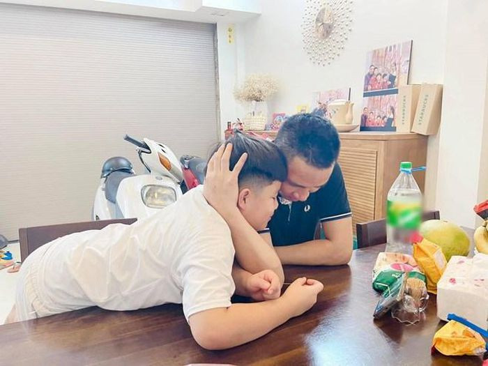 Không chỉ được lòng người lớn trong gia đình mà chồng Hoàng Linh còn khiến 2 con riêng của cô rất yêu thương, quấn quýt.